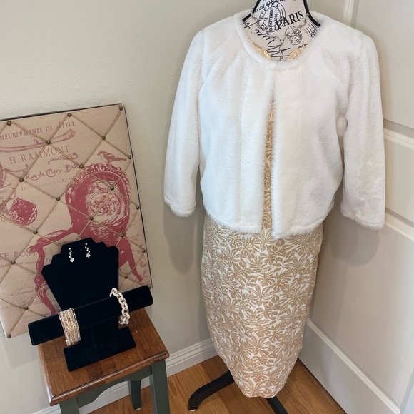 Elegant White Crop Faux Fur Calvin Klein Size Large - Picture 14 of 14